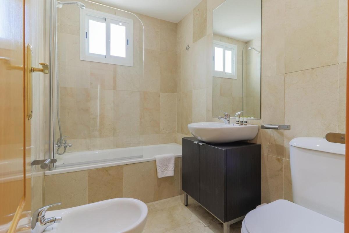 C43 - Family House With Terrace And Shared Pool Villa Benalmádena Exteriör bild